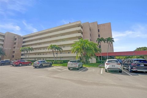 Condo in Pembroke Pines, Florida, 1 bedroom  № 2003222 - photo 2