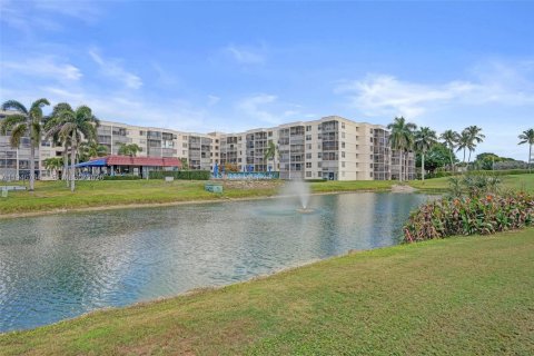 Condo in Pembroke Pines, Florida, 1 bedroom  № 2003222 - photo 25