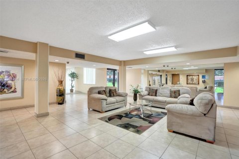 Condo in Pembroke Pines, Florida, 1 bedroom  № 2003222 - photo 22