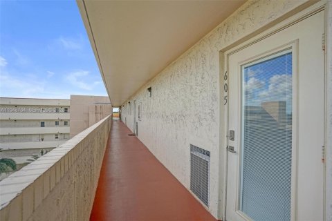 Condo in Pembroke Pines, Florida, 1 bedroom  № 2003222 - photo 19