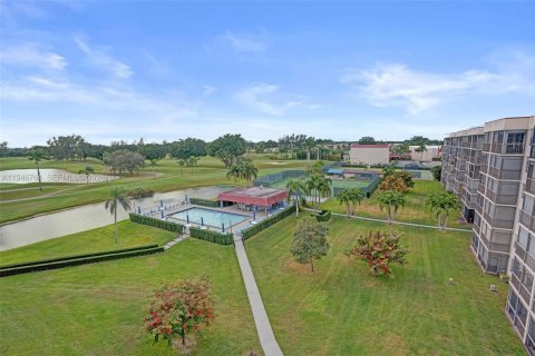 Condo in Pembroke Pines, Florida, 1 bedroom  № 2003222 - photo 27