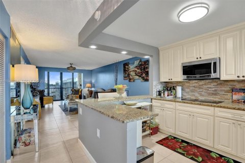 Condo in Pembroke Pines, Florida, 1 bedroom  № 2003222 - photo 13