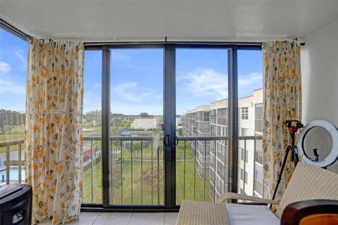 Condo in Pembroke Pines, Florida, 1 bedroom  № 2003222 - photo 18