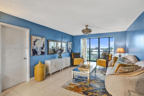Condo in Pembroke Pines, Florida, 1 bedroom  № 2003222 - photo 4