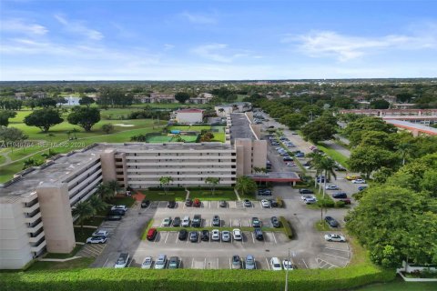 Condo in Pembroke Pines, Florida, 1 bedroom  № 2003222 - photo 29