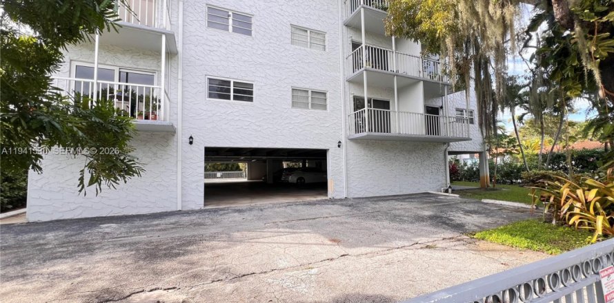 Condominio en North Miami, Florida, 1 dormitorio  № 2152737