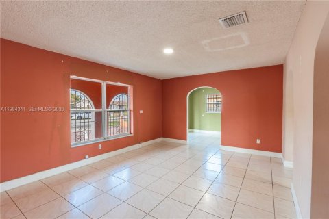 House in Miami, Florida 4 bedrooms, 151.43 sq.m. № 2045649 - photo 23