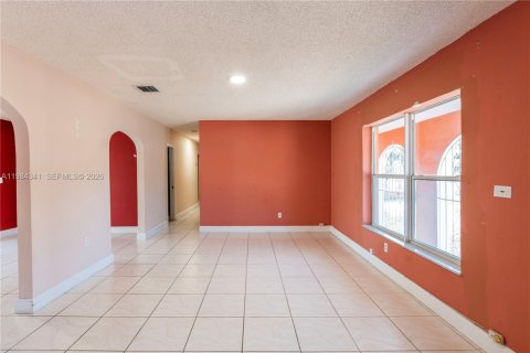 House in Miami, Florida 4 bedrooms, 151.43 sq.m. № 2045649 - photo 21