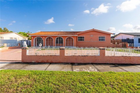 House in Miami, Florida 4 bedrooms, 151.43 sq.m. № 2045649 - photo 17