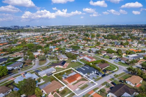 House in Miami, Florida 4 bedrooms, 151.43 sq.m. № 2045649 - photo 12