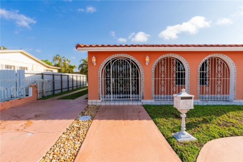 House in Miami, Florida 4 bedrooms, 151.43 sq.m. № 2045649 - photo 19