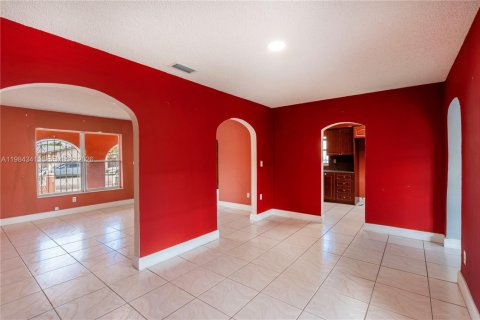 House in Miami, Florida 4 bedrooms, 151.43 sq.m. № 2045649 - photo 24