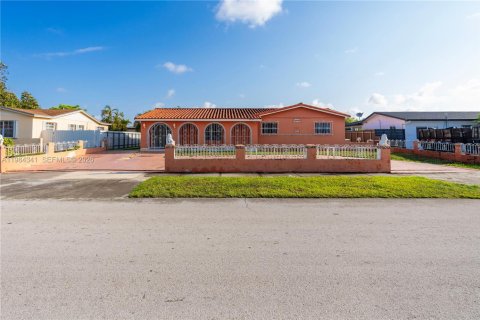 House in Miami, Florida 4 bedrooms, 151.43 sq.m. № 2045649 - photo 13