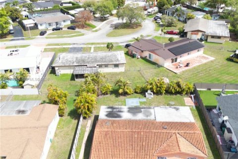 House in Miami, Florida 4 bedrooms, 151.43 sq.m. № 2045649 - photo 4