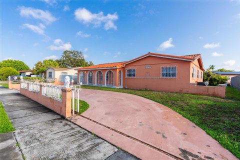 House in Miami, Florida 4 bedrooms, 151.43 sq.m. № 2045649 - photo 18