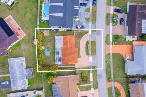 House in Miami, Florida 4 bedrooms, 151.43 sq.m. № 2045649 - photo 6