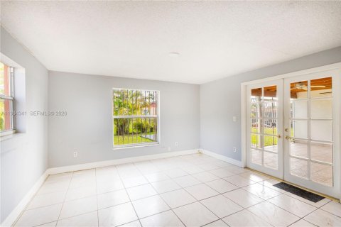 House in Miami, Florida 4 bedrooms, 151.43 sq.m. № 2045649 - photo 28