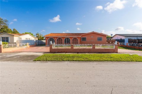 House in Miami, Florida 4 bedrooms, 151.43 sq.m. № 2045649 - photo 16