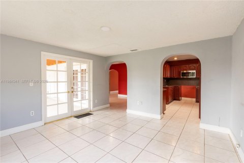 House in Miami, Florida 4 bedrooms, 151.43 sq.m. № 2045649 - photo 29