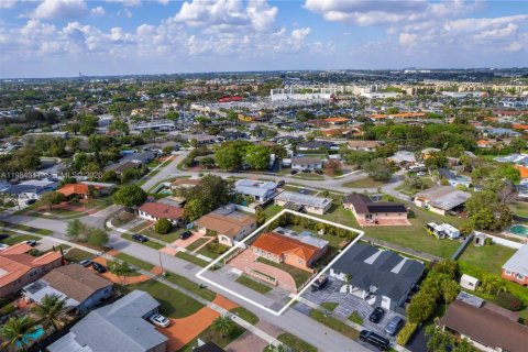 House in Miami, Florida 4 bedrooms, 151.43 sq.m. № 2045649 - photo 11