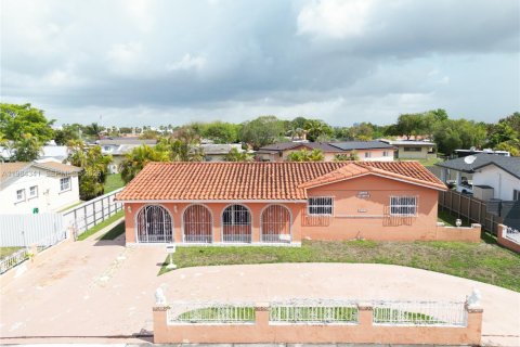 House in Miami, Florida 4 bedrooms, 151.43 sq.m. № 2045649