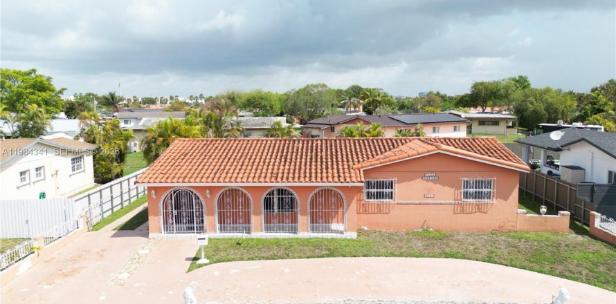 House in Miami, Florida 4 bedrooms, 151.43 sq.m. № 2045649