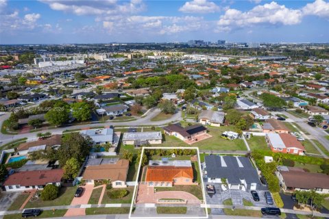 House in Miami, Florida 4 bedrooms, 151.43 sq.m. № 2045649 - photo 10