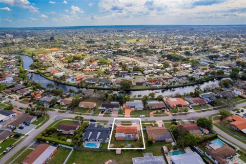 House in Miami, Florida 4 bedrooms, 151.43 sq.m. № 2045649 - photo 8