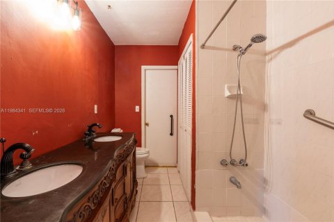House in Miami, Florida 4 bedrooms, 151.43 sq.m. № 2045649 - photo 30