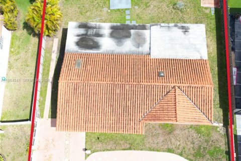 House in Miami, Florida 4 bedrooms, 151.43 sq.m. № 2045649 - photo 3