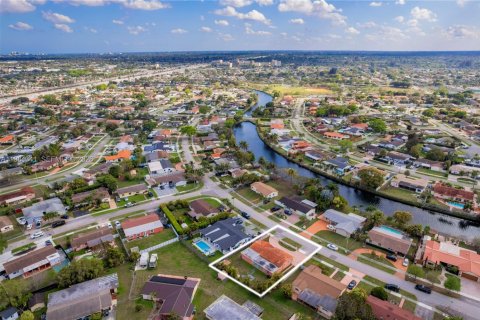 House in Miami, Florida 4 bedrooms, 151.43 sq.m. № 2045649 - photo 7