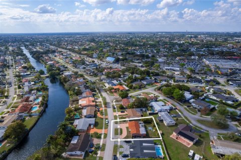 House in Miami, Florida 4 bedrooms, 151.43 sq.m. № 2045649 - photo 9