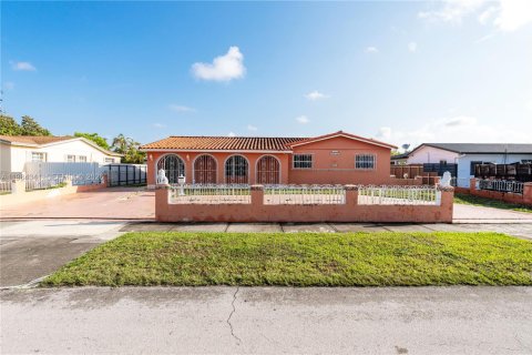 House in Miami, Florida 4 bedrooms, 151.43 sq.m. № 2045649 - photo 14