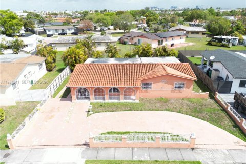 House in Miami, Florida 4 bedrooms, 151.43 sq.m. № 2045649 - photo 2