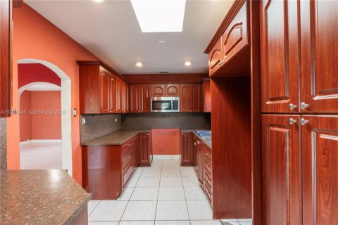 House in Miami, Florida 4 bedrooms, 151.43 sq.m. № 2045649 - photo 27