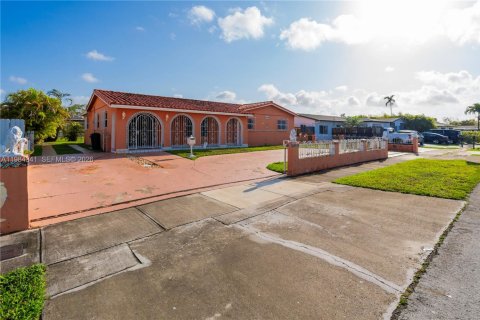 House in Miami, Florida 4 bedrooms, 151.43 sq.m. № 2045649 - photo 15