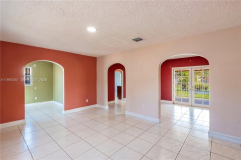 House in Miami, Florida 4 bedrooms, 151.43 sq.m. № 2045649 - photo 22