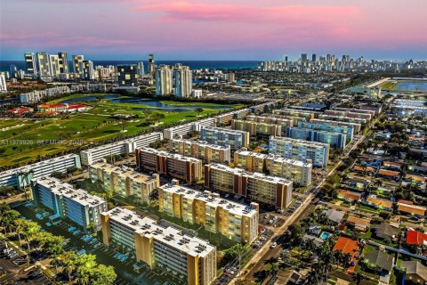 Condominio en Hallandale Beach, Florida, 1 dormitorio  № 2046342