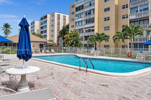 Condominio en venta en Hallandale Beach, Florida, 1 dormitorio, 78.69 m2 № 2046342 - foto 30