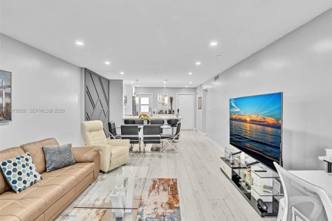 Condominio en venta en Hallandale Beach, Florida, 1 dormitorio, 78.69 m2 № 2046342 - foto 14