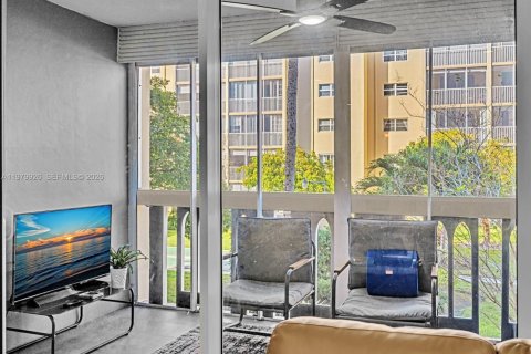 Condominio en venta en Hallandale Beach, Florida, 1 dormitorio, 78.69 m2 № 2046342 - foto 16