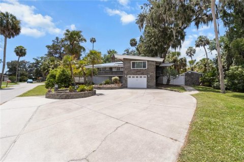 House in Crystal River, Florida 3 bedrooms, 385.92 sq.m. № 2341885