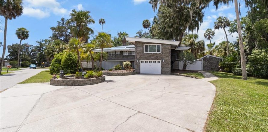 House in Crystal River, Florida 3 bedrooms, 385.92 sq.m. № 2341885