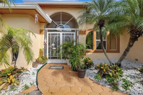 Casa en venta en Port St. Lucie, Florida, 3 dormitorios, 185.06 m2 № 1999527 - foto 2