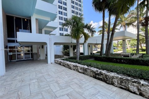 Condo in Miami Beach, Florida, 1 bedroom  № 1729108 - photo 16