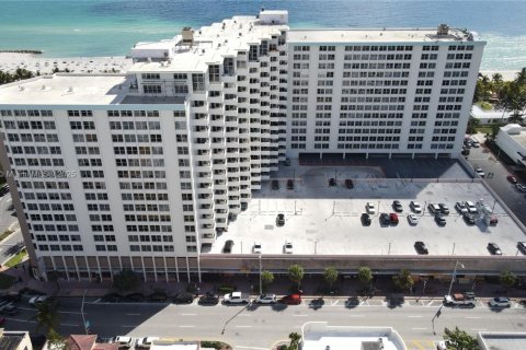 Condo in Miami Beach, Florida, 1 bedroom  № 1729108 - photo 17