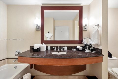 Condominio en venta en Sunny Isles Beach, Florida, 51.19 m2 № 1874310 - foto 4