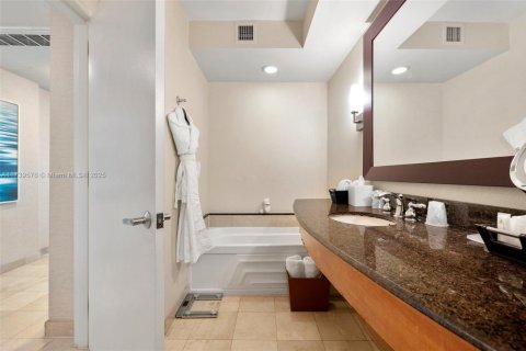 Condominio en venta en Sunny Isles Beach, Florida, 51.19 m2 № 1874310 - foto 3