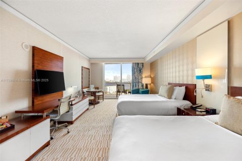Condominio en venta en Sunny Isles Beach, Florida, 51.19 m2 № 1874310 - foto 10