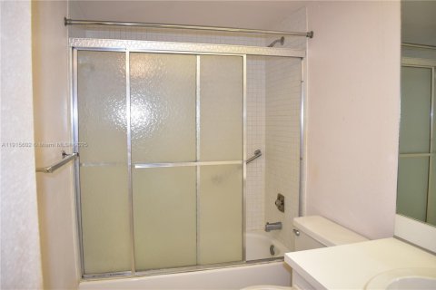 Condo in Sunrise, Florida, 2 bedrooms  № 1970879 - photo 9